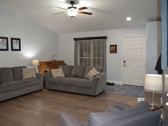 3rd image of 353 Oaktrail Dr