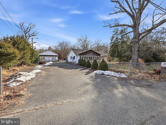 2nd image of 2384 Winslow Rd