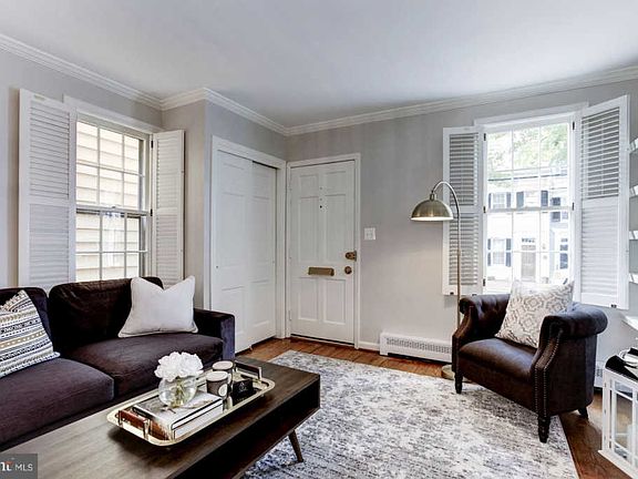 3rd image of 416 Queen St