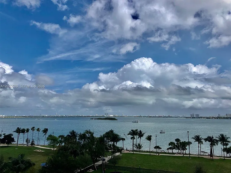 1800 N Bayshore Dr #605 — Photo 19
