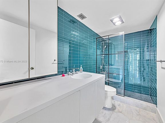 4th image of 300 Bayview Dr APT 305