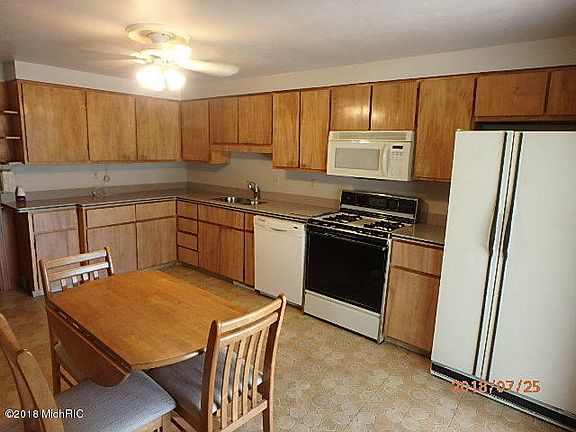 5th image of 341 Burnham St W