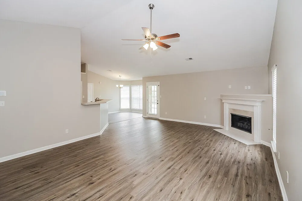 3 bed, 2.0 bath, 1602 sqft, $2,010 — Photo 4