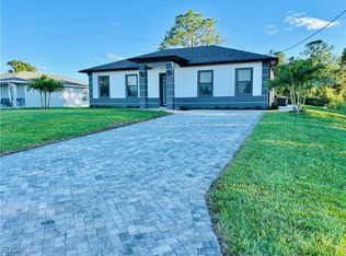 563 Oakshire Ln, Lehigh Acres, FL 33972