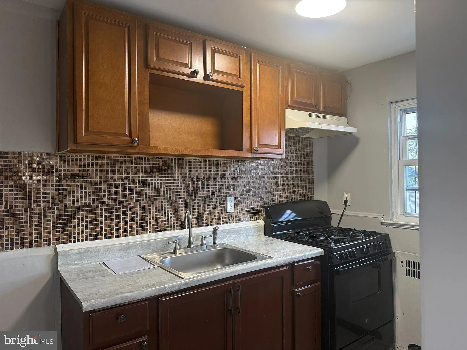 3 bed, 1.0 bath, 896 sqft, $1,500 — Photo 4