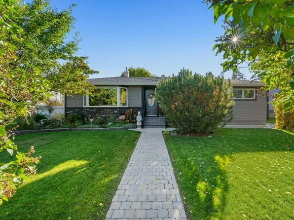 7804 W 7th St SW, Calgary, AB T2V 1G3