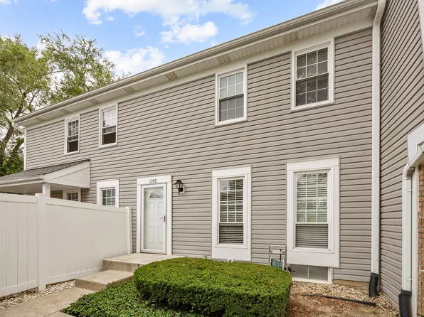 1392 Carriage Way, Roselle, IL 60172