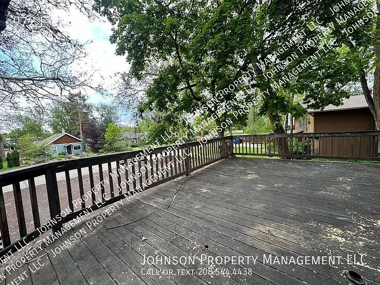 972 E Krall St — Photo 2