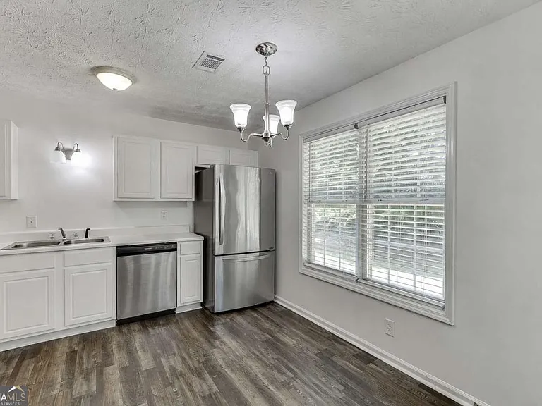 932 Clayton St — Photo 13