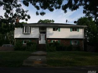 739 7th St, West Babylon, NY 11704