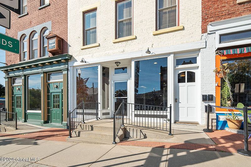 4th image of 547 Main Street