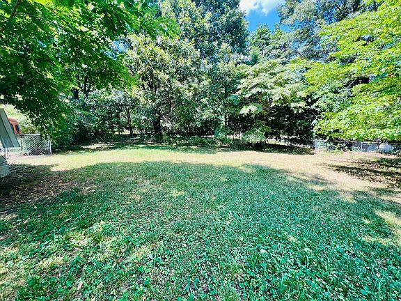 3rd image of 250 Knoll Woods Dr