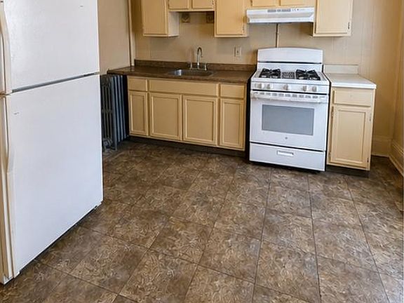3rd image of 124 Nassau St