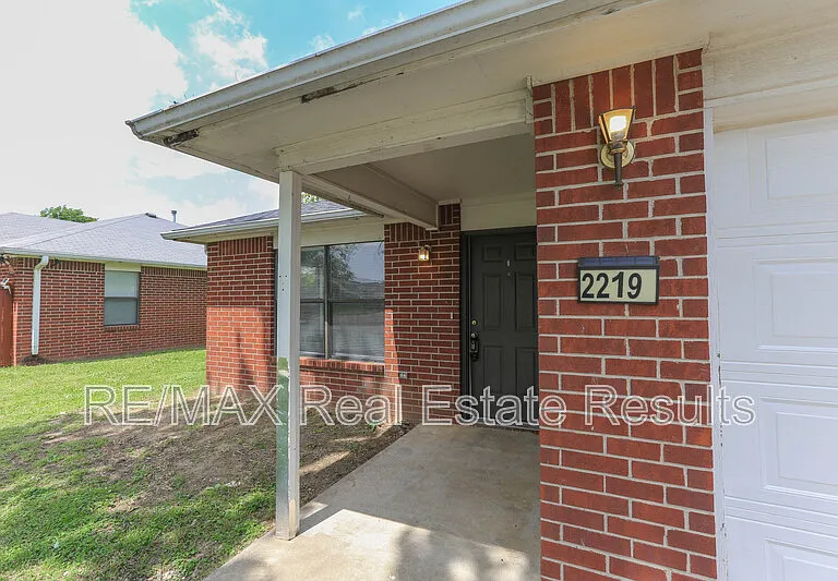 2219 W Roselawn St — Photo 5