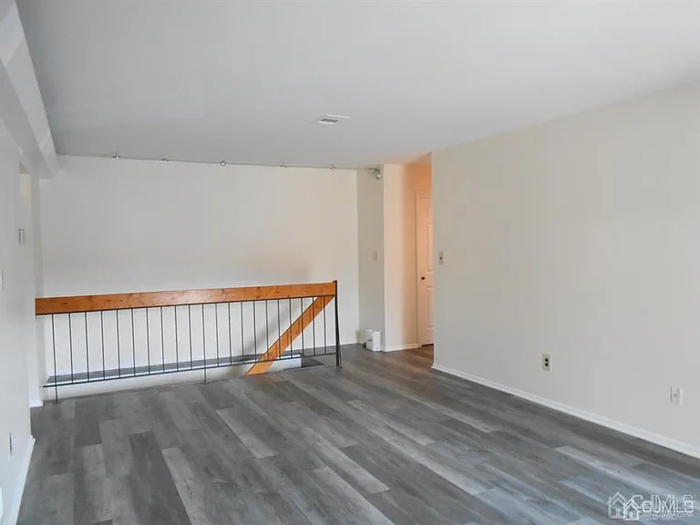512 Sharon Gdn — Photo 9