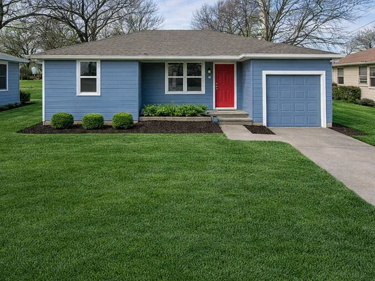 925 N Oak St — Photo 2
