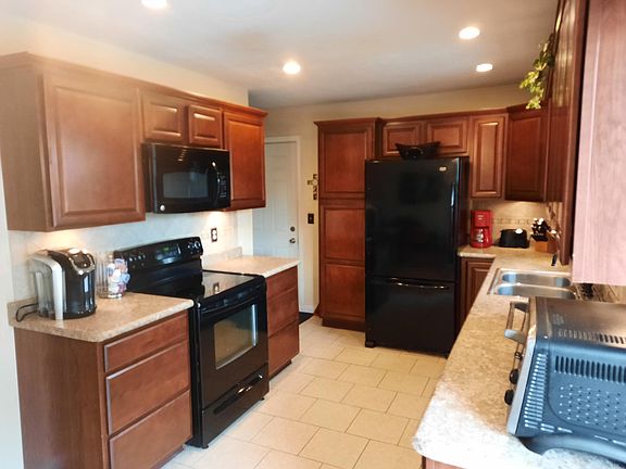 4th image of 1010 N Claremont Dr