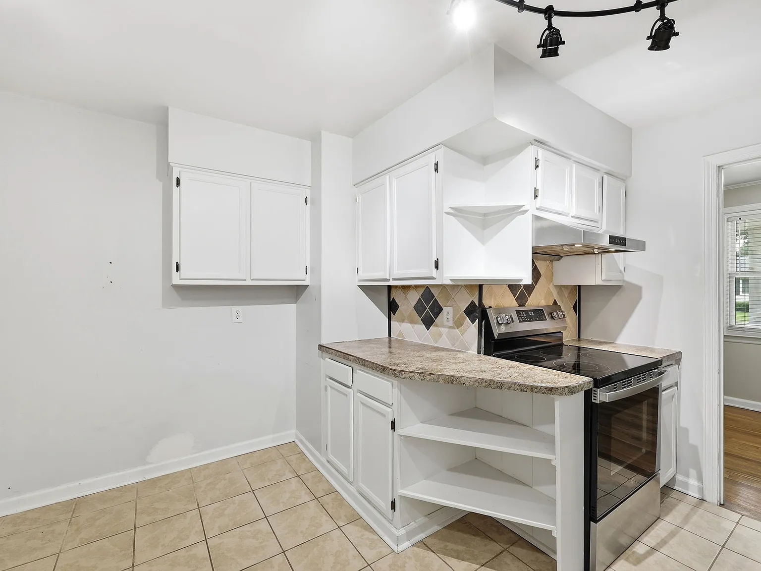 3 bed, 1025 sqft, $1,835 — Photo 4