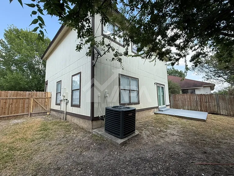 817 Meadow Br — Photo 16