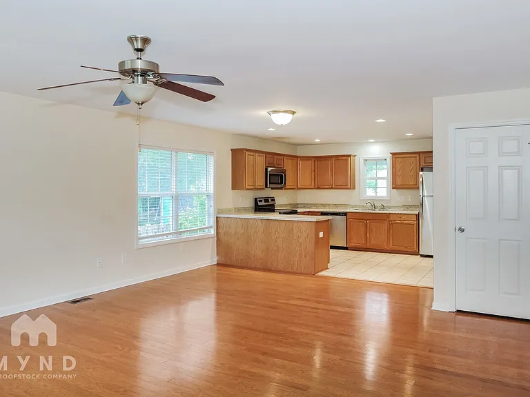902 Appleby St NW — Photo 6