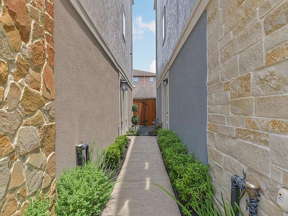 3rd image of 2711 Strathwood Ln