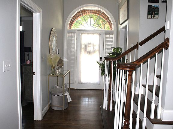3rd image of 6928 Woodvale Ln