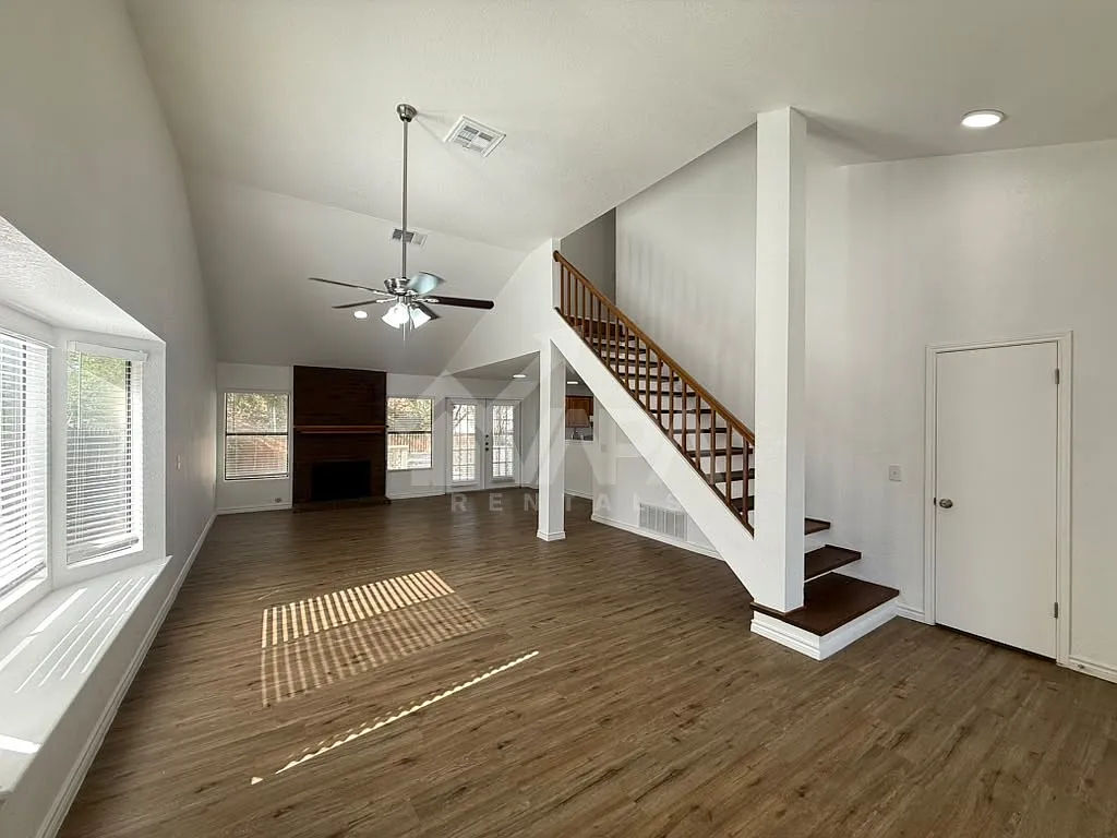 3 bed, 2.5 bath, 1660 sqft, $2,100 — Photo 4
