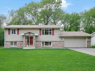 547 Lakewood Dr S, Maplewood, MN 55119