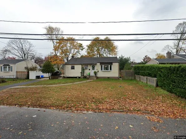 10 E Sycamore Street, Central Islip, NY 11722