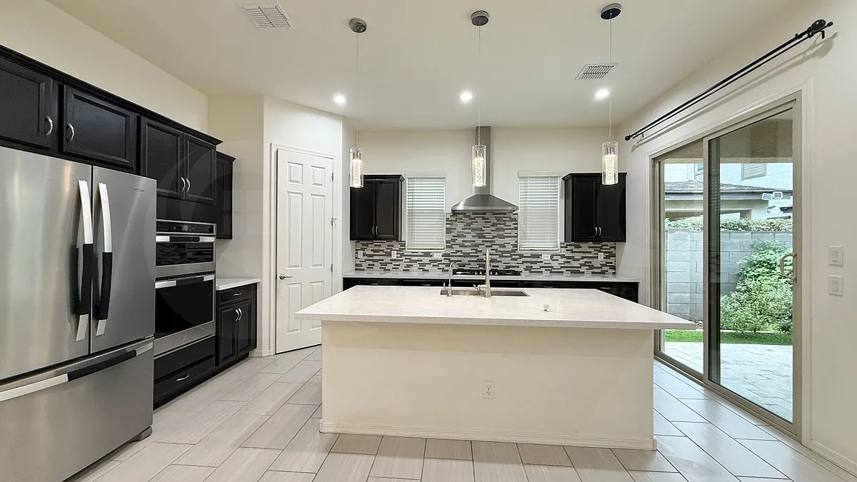 4 bed, 3.0 bath, 2591 sqft, $3,295 — Photo 3
