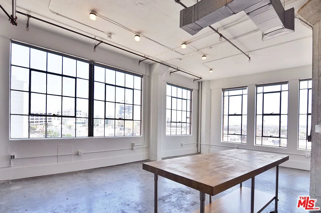 Studio, 1.0 bath, 900 sqft, $2,900 — Photo 2