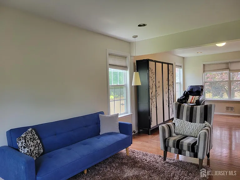 13 Airdale Dr — Photo 7
