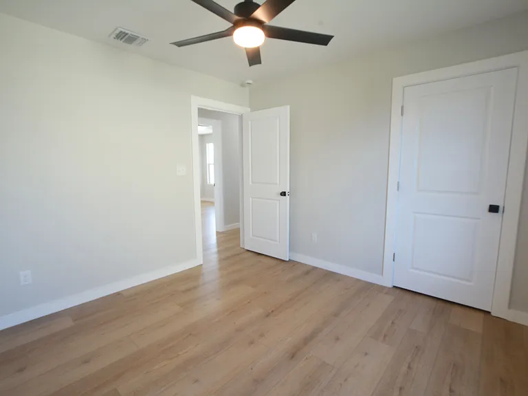 421 Valerie St — Photo 9