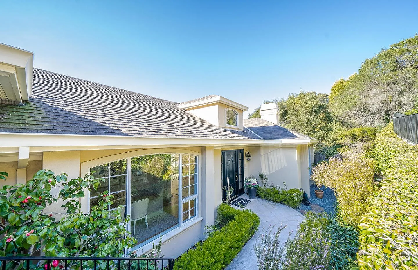 730 Chateau Dr photo 1