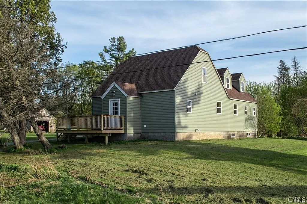 3 bed, 1.0 bath, 2025 sqft, $1,950 — Photo 3