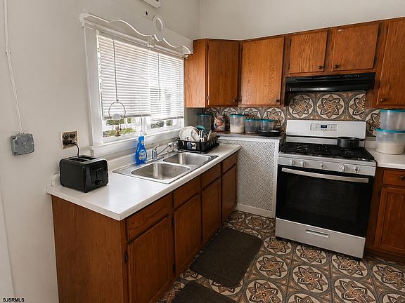 5th image of 22 E Decatur Ave