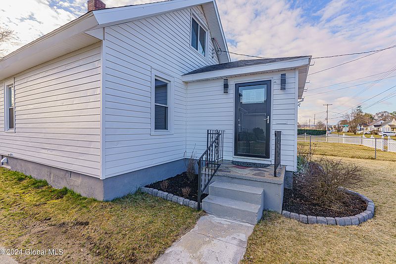 3rd image of 1141 Trinity Avenue