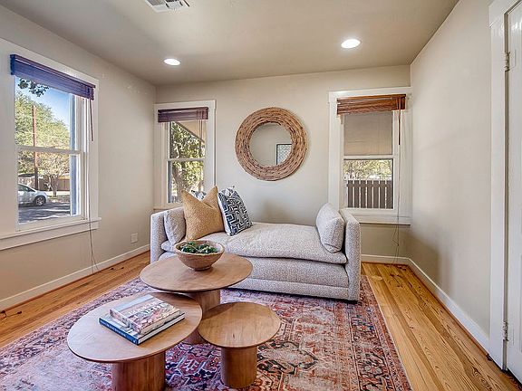 3rd image of 811 N Llano St