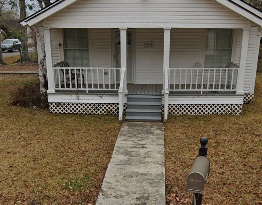2nd image of 220 Bay St