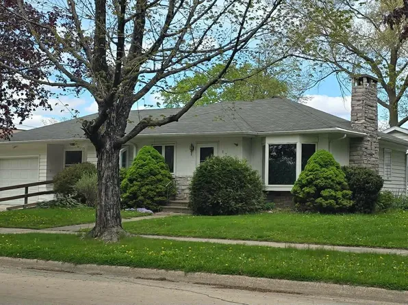 1705 Owen St, Charles City, IA 50616