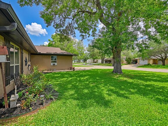 4th image of 908 Pine Dr