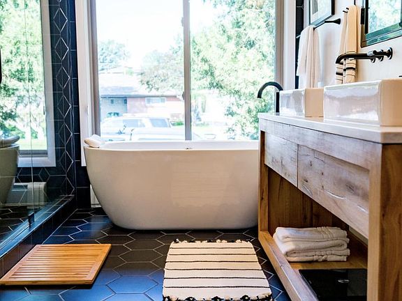 Ensuite five-piece bathroom