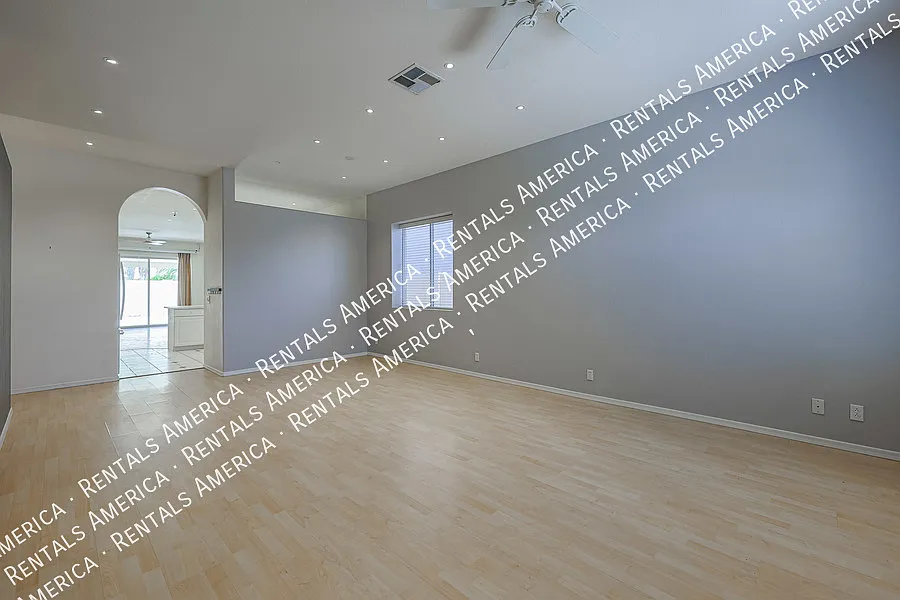 Beautiful Home with Open Floorplan in Prime Location! — Photo 4