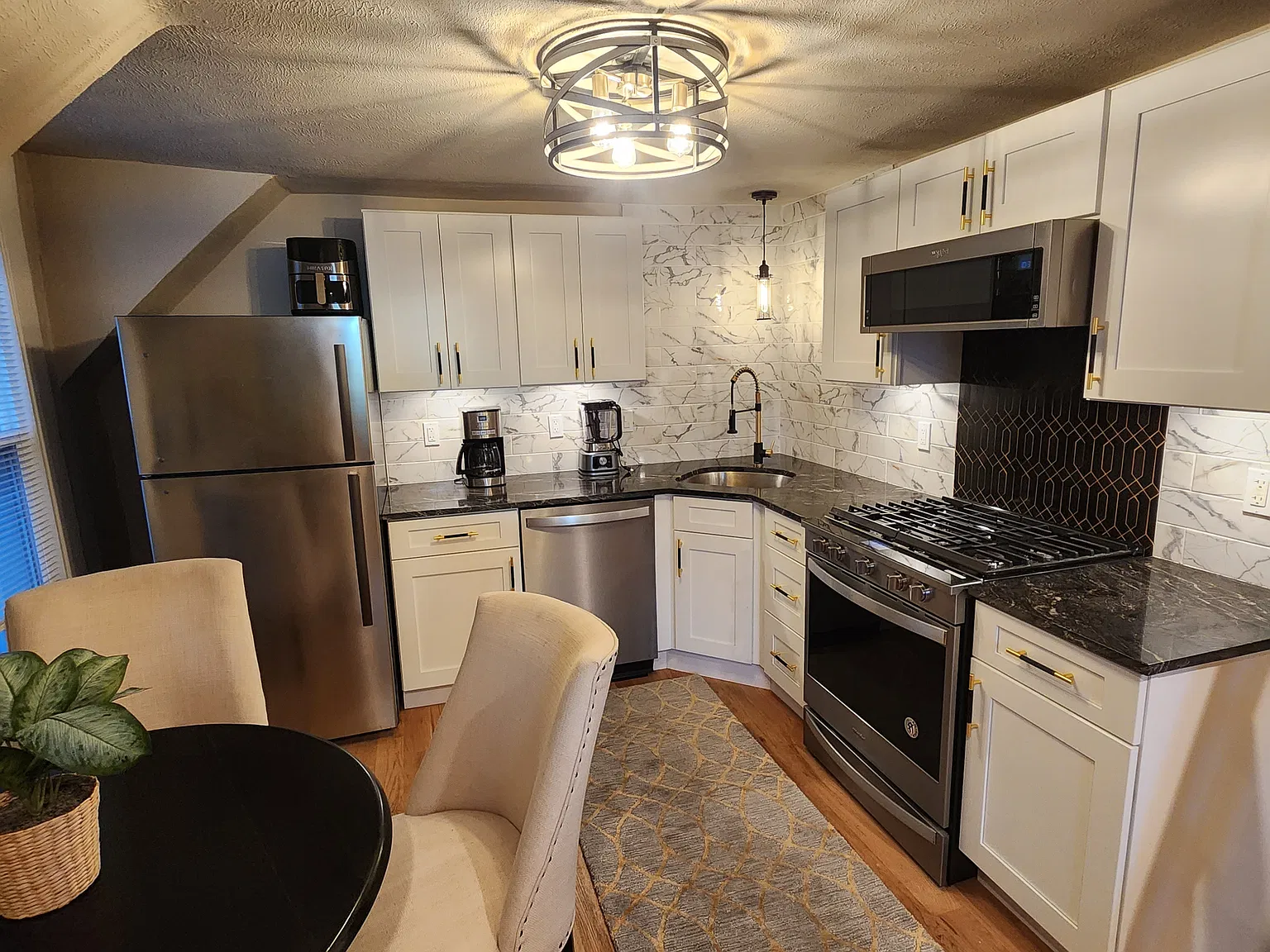 1 bed, 1.5 bath, 700 sqft, $2,295 — Photo 2