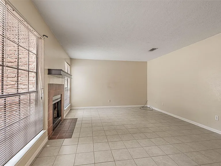 2401 Sycamore Ave #E3 — Photo 3