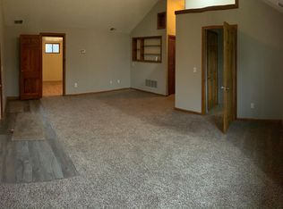 6066 Loomis Rd, Farmington, NY 14425