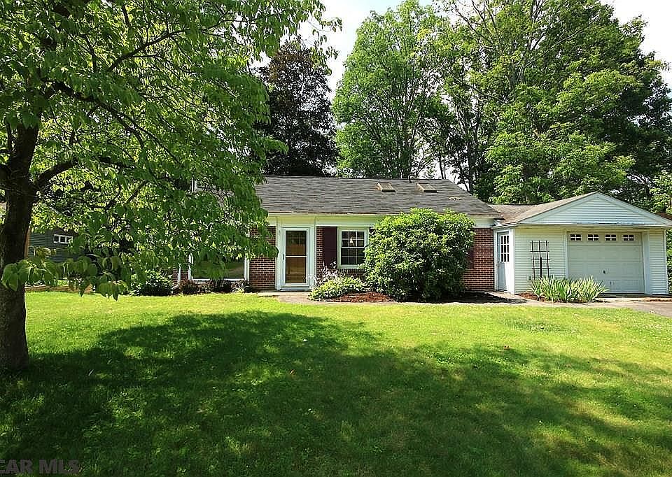 1st image of 1975 N Oak Ln