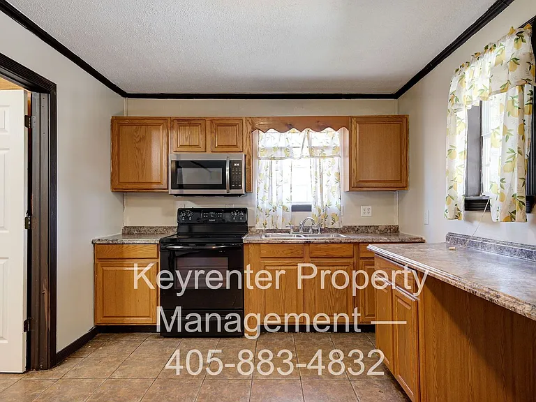 3607 SW 12th St — Photo 14