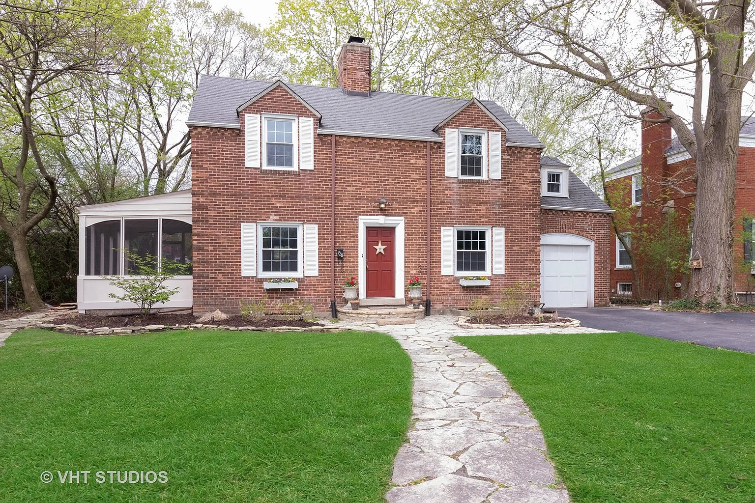 728 Perth Ave photo 1