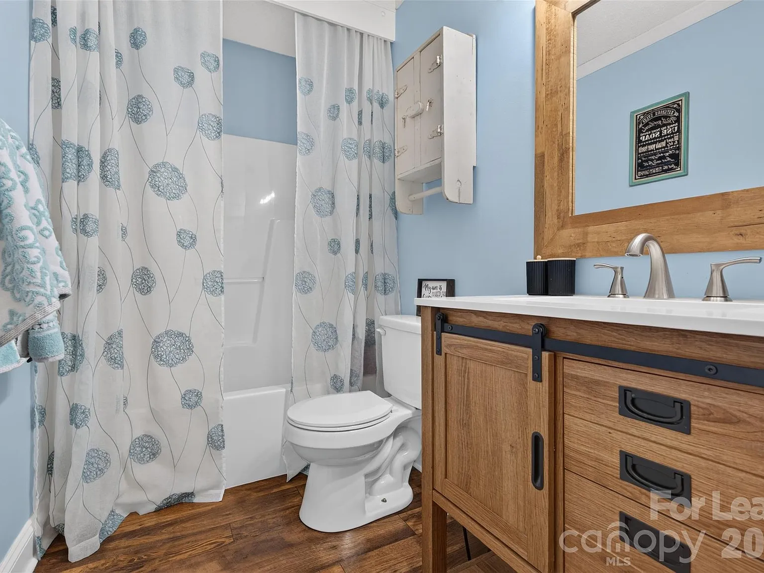 3 bed, 2.5 bath, 1555 sqft, $2,100 — Photo 3